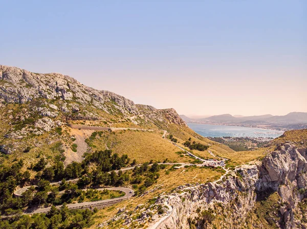 Mirador Es Colomer bakış açısı, Cap De Formentor, Mallorca havadan görünümü. Rüzgarların buluşma noktası olarak bilinir. Çok popüler bir turizm merkezi. Port de Pollenca arka planda.
