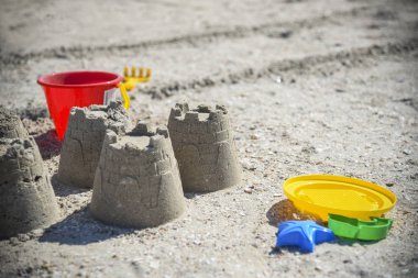 Sahilde çocuklar için eğlence, oyuncaklar, şatolar, yaz tatili
