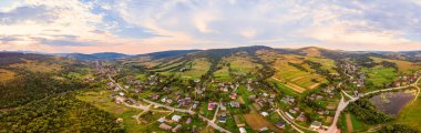 Kırsal 180 derece panoramik manzara, Karpatlar kentsel köy Pidbuzh havadan drone görünümü, Ukrayna. Gün batımı zamanı, yaz sonu