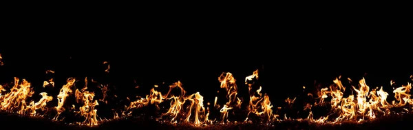 Lenguas de fuego sobre fondo negro, fondo abstracto, formato ancho, espacio de copia — Foto de Stock