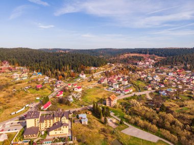 Skhidnytsia 'nın Karpatlar' daki popüler iyileştirme merkezinin insansız hava aracı görüntüsü. Mineral kaynaklı balneoloji merkezi. Sonbahar manzarası