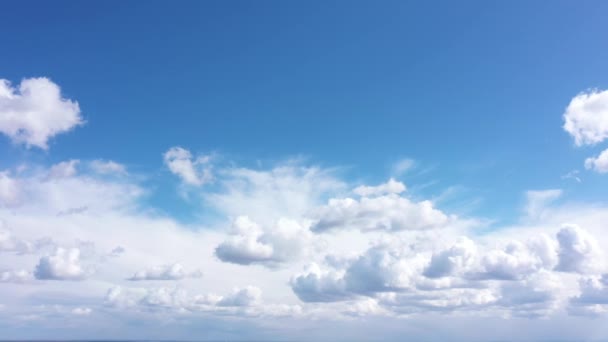美丽的蓝云天在高处 蓬松的云彩 好天气条件 空中无人驾驶飞机对大气层的观测 四处飞 — 图库视频影像