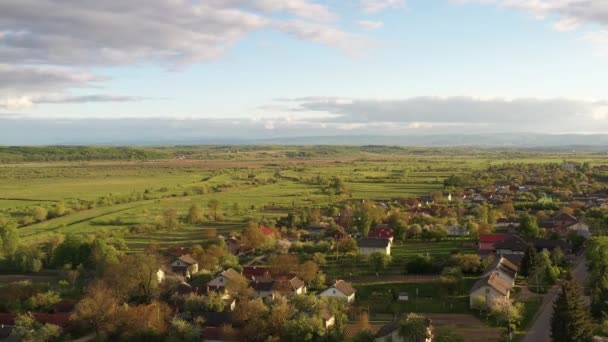 Scenic Panoramisch Landschap Van Hoog Lente Zonnige Avond Luchtdrone Terugtrekken — Stockvideo