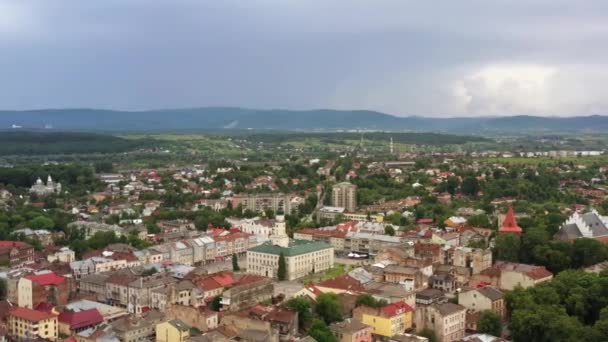 ドロホビッチの街の風景 旧ヨーロッパの都市の空中ドローンビュー 中心広場に市役所のあるダウンタウンの建築 — ストック動画