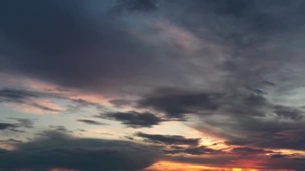 Paesaggio Drammatico Del Tramonto Crepuscolo Bellissimo Cielo Nuvoloso Illumina Arancione — Video Stock