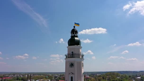 Ayuntamiento Con Bandera Azul Amarilla Ucrania Eleva Por Encima Antigua — Vídeos de Stock