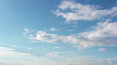 Güzel mavi bulutlu gökyüzü yüksekliğinde. Atmosferin hava aracı görüntüsü