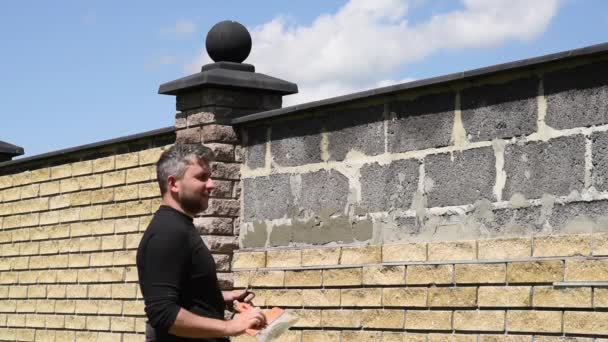 Homme Décore Façade Clôture Avec Des Briques Déchirées Décoratives Travailler — Video