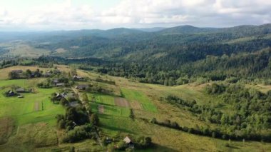 Manzaralı kentsel olmayan manzara. Dağlarda bir ülke. Panoramik dron görünümü