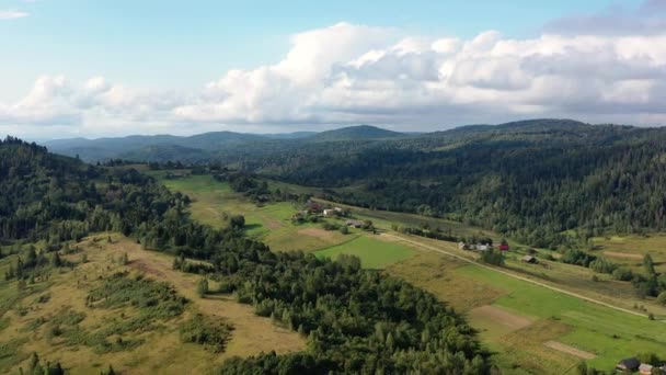 Luchtfoto Drone Uitzicht Een Klein Dorp Berghelling Tussen Bergen Bossen — Stockvideo
