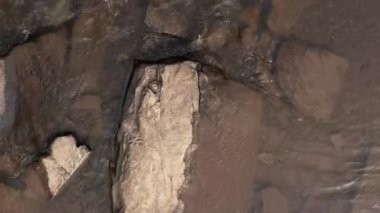 Bir dağ nehrinde su akar, üst manzara, tırmanır