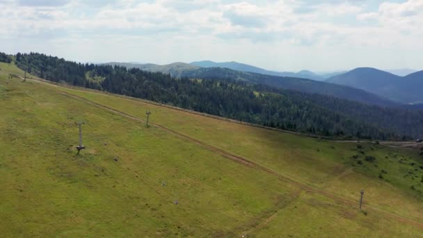 Ludzie Spacerują Wyciągiem Krzesełkowym Świeżym Powietrzu Podziwiają Malownicze Widoki Góry — Wideo stockowe