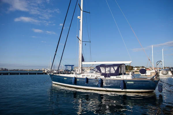 Sailboat Harbor, muitos veleiros lindos ancorados no porto marítimo — Fotografia de Stock