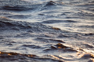 Gün batımı closeup büyük deniz dalgaları