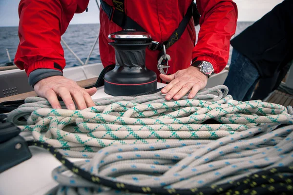 Mani marinaio treccia corde sartiame su uno yacht — Foto Stock