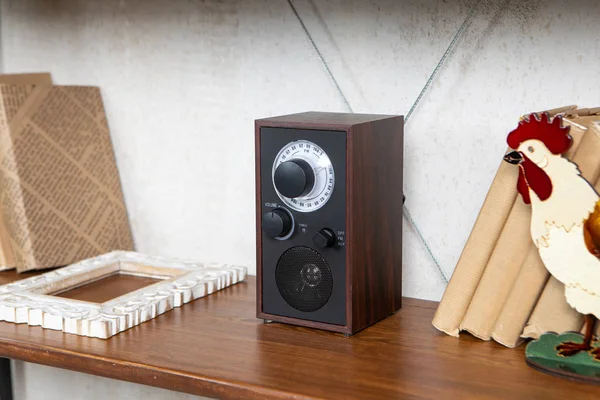 Radio compacta en el estante en el interior vintage de la sala de estar — Foto de Stock