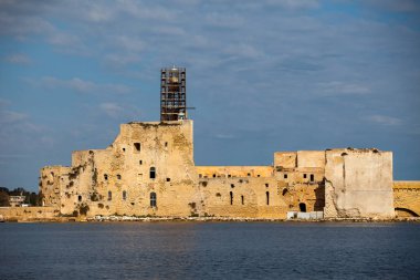 Brindisi alfonsino kalede Xv-XVI yüzyıllarda inşa liman girişinde