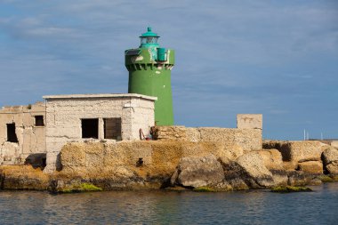 Limanın girişinde yeşil deniz feneri