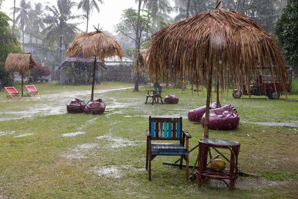 Fuertes lluvias tropicales e inundaciones en la playa en la zona de recreo — Foto de Stock