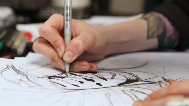 Девушка татуировщица рисует эскиз. Крупный план рук — стоковое видео