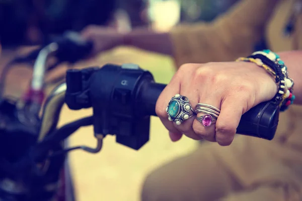 Жіночі руки крупним планом з прикрасами на кермі мотоцикла Ліцензійні Стокові Фото