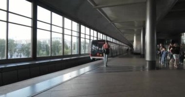 Moskova, Rusya - Temmuz 2019: Moskova metro istasyonu Vorobyovy Gory tren varış