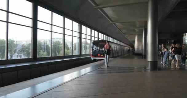 Moskou, Rusland-juli 2019: trein aankomst op de Moskouse metrostation Vorobyovy Gory — Stockvideo
