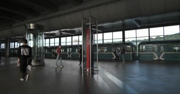 Moskwa, Rosja-2019 lipca: Pasażerowie na stacji metra Worobiowy Gory i odlatujący pociąg — Wideo stockowe