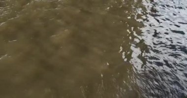 Küçük dalgalar ile nehirde su yüzeyi