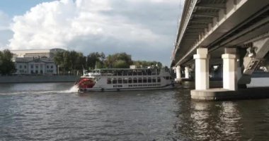 Metro köprüsü altında yolcu gemisi,