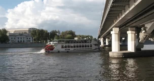 Výletní loď pod mostem metra, — Stock video