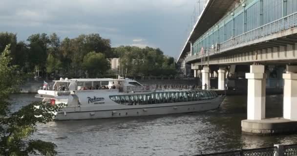 Moskau, russland - juli 2019: radisson-kreuzfahrtschiff schippert den fluss unter der brücke — Stockvideo