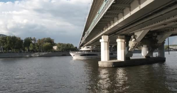 Moscow, Oroszország-július 2019: vitorlás kedvtelési célú vízi jármű a metró hídja alatt — Stock videók
