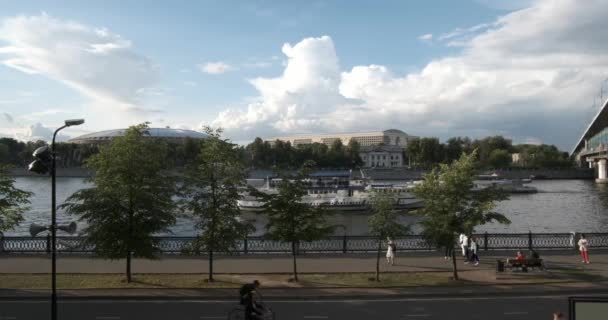 Moskva, Rusko-červenec 2019: Říční nábřeží poblíž stadionu Lužniki s plovoucími loděmi — Stock video