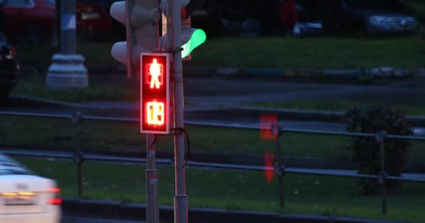 Φως κυκλοφορίας πεζών με διακόπτες αντίστροφης μέτρησης από κόκκινο σε πράσινο — Αρχείο Βίντεο