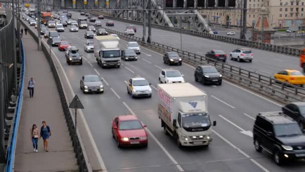 Moscú, Rusia - agosto 2019: Coches en un río denso en el puente en el fondo de la ciudad de la noche — Vídeos de Stock