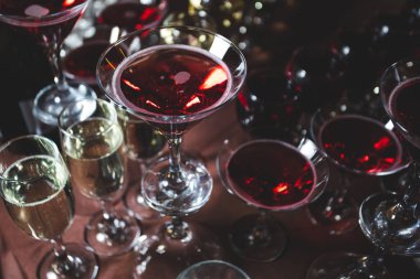 Birçok bardak alkollü içecek