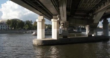 Moskova, Rusya - Temmuz 2019: Metro köprüsünün altında niçin yelken keyfi teknesi