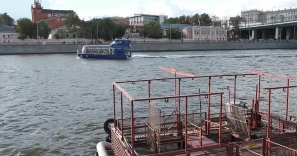 Moskou, Rusland-juli 2019: waterpomp station in de stad aan de rivier tegen de achtergrond van een voorbijgaand plezier schip — Stockvideo