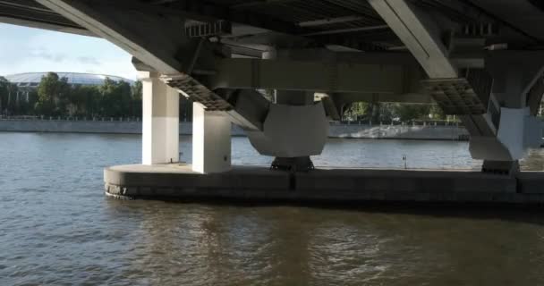 Río de la ciudad en un día soleado bajo el puente — Vídeo de stock