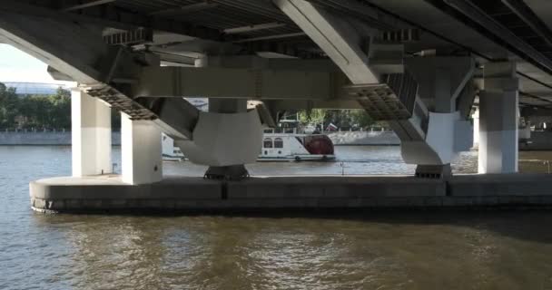 Cruiseschip onder de metro brug — Stockvideo