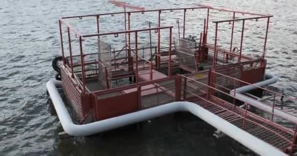 Estación de bombeo de agua en la ciudad en el río — Vídeos de Stock