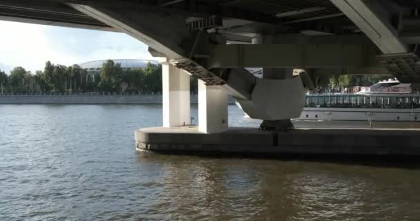 Moscú, Rusia - Julio 2019: Radisson Cruise ship sails the river under the bridge — Vídeo de stock