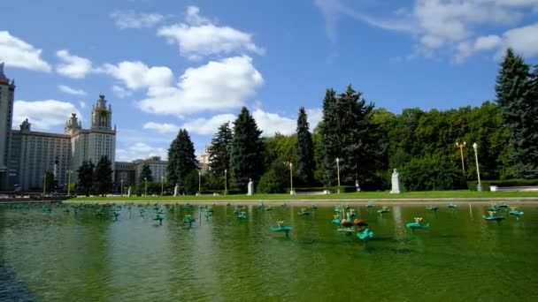 モスクワ州立大学を背景にアヒルと池 — ストック動画