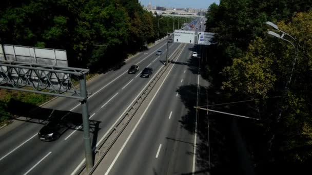 Mosca, Russia - agosto 2019: Auto in un denso ruscello sul ponte contro la città — Video Stock