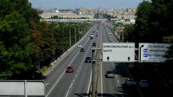 Mosca, Russia - agosto 2019: Auto in un denso ruscello sul ponte contro la città — Video Stock