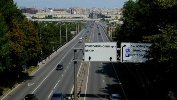 Moskva, Rusko-srpen 2019: auta v hustém proudu na mostě proti městu — Stock video