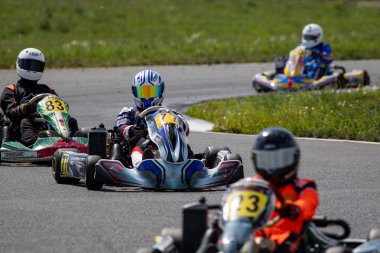 Ryazan, Rusya - 28 Temmuz 2019: Tanımlanamayan pilotlar Rotax max Cup Raf serisi spor karting Atron pistinde yarışıyor