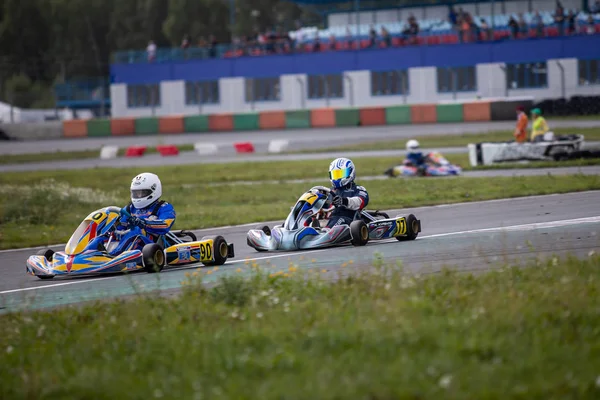 Ryazan, Russia - 28 luglio 2019: piloti non identificati competono sulla pista di Atron nella serie di kart sportivi Rotax max Cup RAF — Foto Stock