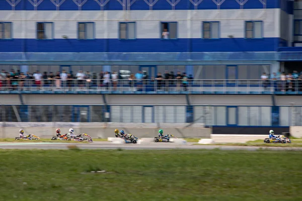 Ryazan, Rússia - 28 de julho de 2019: pilotos não identificados competem na pista Atron na Rotax max Cup RAF series of sports karting — Fotografia de Stock
